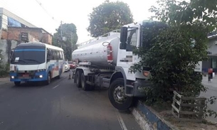 Caminhão desgovernado invade canteiro central e bloqueia trecho de avenida em Manaus
