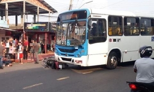Motociclista é atropelado por ônibus ao tentar entrar em rua em Manaus