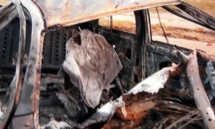 Carro se desintegra e pega fogo após colisão violenta em Manaus 