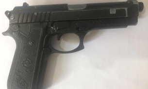 Usando arma de airsoft, dupla rouba carro mas é perseguida e presa em Manaus