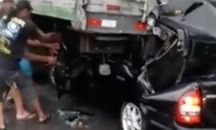Carro é 'engolido' por carreta e acidente deixa dois mortos  na BR-174