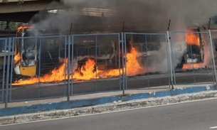 Ônibus articulado pega fogo e deixa passageiros em pânico dentro do T4 em Manaus