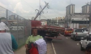 Em Manaus, caminhão bate em poste e invade Centro de Convenções Vasco Vasques 