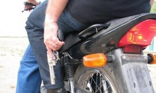 Em Manaus, pistoleiros em motocicletas executam jovem a tiros no meio da rua