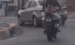 Motociclista é flagrado dirigindo com criança em pé na garupa em Manaus