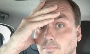 Carlos Bolsonaro vira chacota ao postar foto do pai como 'Thanos': Morreu por um cara de armadura vermelha