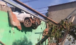 Em alta velocidade, carro 'voa' e vai parar sobre telhado da casa de idosos