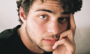 Noah Centineo revela que ficou cinco dias sem tomar banho após cirurgia 