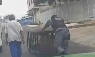 Em Manaus: Atitude de policial comove casal de idoso que carregava recicláveis na rua