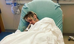 Aaron Carter posta foto em hospital após perda excessiva de peso