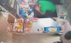 Vídeo: Assaltantes tocam terror e fazem a limpa em mercadinho de Manaus