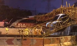 Passarela desaba sobre ônibus e deixa duas feridas em São Paulo