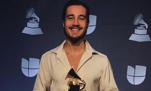 Tiago Iorc surpreende ao surgir com nova namorada no Grammy Latino