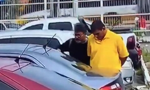 Vídeo: Veja o momento em que suspeitos chegam ao local da reconstituição em Manaus