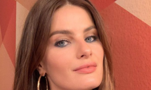  Isabeli Fontana posa com camiseta molhada e deixa seios à mostra 