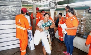 Mais 55 famílias vítimas de incêndio no Educandos recebem doações da prefeitura em Manaus