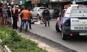 Mulher é esmagada por ônibus ao cair de motocicleta junto com o filho em Manaus
