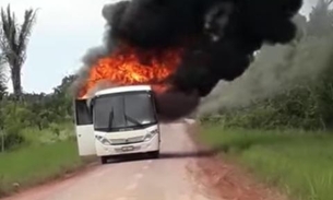 Vídeo: Ônibus escolar pega fogo no Amazonas 