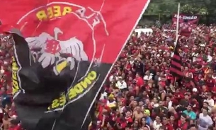 Torcida do Flamengo faz grande festa no Ninho do Urubu antes de viagem à Lima