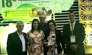 Prefeito de Manaus é homenageado em congresso de previdência