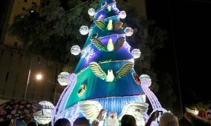 Em Manaus, ‘Natal do Abraço’ tem início com entrega da árvore da praça da Matriz
