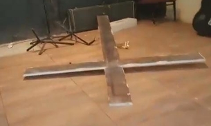 Vândalos depredam igreja, rasgam bíblias e fazem xixi em cruz 