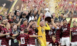 Fla chega ao Brasil e comemora taça da Libertadores com desfile em carro aberto no Rio