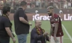 Ajoelhado aos pés de Gabigol, governador Witzel leva esnobada inacreditável do atacante