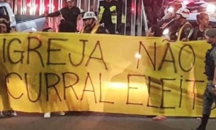 Manifestantes recebem Bolsonaro em frente ao Canaã: 'Igreja não é curral eleitoral'