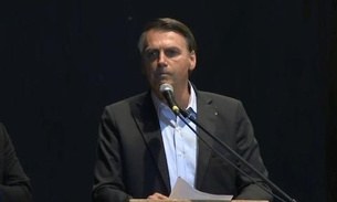 Jair Bolsonaro abre fesPIM e ganha abacaxi em Manaus