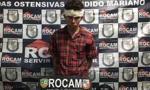 Em Manaus, homem com drogas se desespera ao ver a Rocam e bate carro em muro