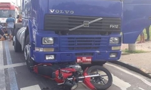 Em Manaus, casal escapa da morte após motocicleta ir parar debaixo de caminhão 