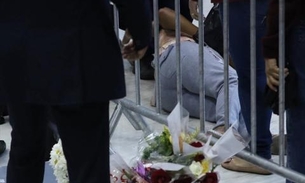 Fã desmaia ao ver corpo de Gugu Liberato