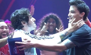 Felipe Neto e Castanhari se beijam para comemorar audiência em live