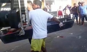 Com facadas no peito, homem é achado morto na calçada de comércio em Manaus