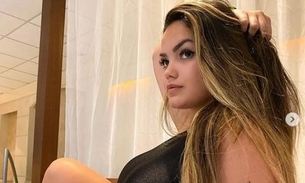 Filha de Latino e Kelly Key sensualiza de maiô cavado 