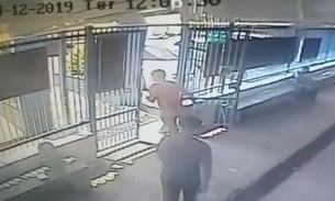 Homem pede para fazer ligação e corre com celular de criança em Manaus