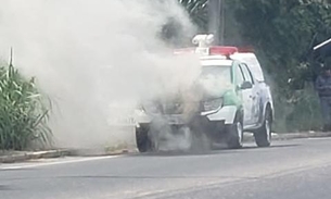 Viatura da Polícia Militar pega fogo em avenida de Manaus 
