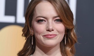 Emma Stone e Dave McCary anunciam noivado com direito a foto após pedido