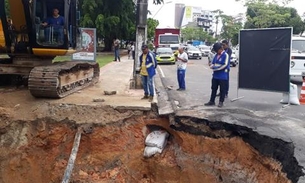 Durante chuva, asfalto cede e abre cratera em avenida movimentada de Manaus 