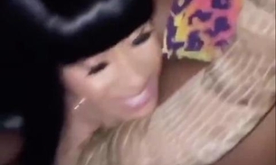 Cardi B joga dinheiro e choca ao gravar pegação com mulheres nuas em casa de strip