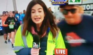 Vídeo: Repórter leva tapa no bumbum durante transmissão ao vivo
