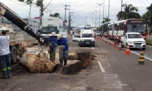 Buraco em obra de concessionária causa lentidão em trânsito de Manaus 