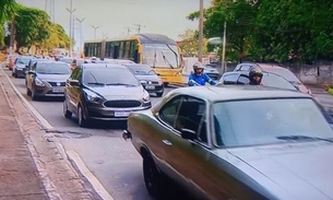 Tubulação rompe no meio de avenida e paralisa trânsito em Manaus