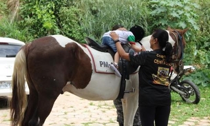 Crianças fazem passeio a cavalo como terapia em Manaus