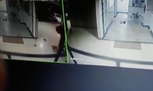 Vídeo mostra homem invadindo prédio e furtando árvore de Natal