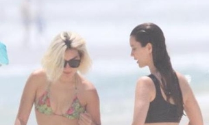 Nathalia Dill e Marina Moschen são clicadas durante dia de praia juntas; veja fotos