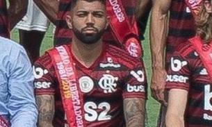 Gabigol faz polêmico gesto que Neymar e Ronaldinho fizeram em fotos oficiais; veja