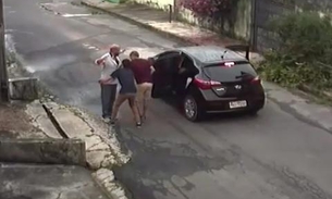 Vídeo mostra assaltantes tocando terror durante assalto a pedestre em Manaus