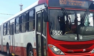 Com escopeta em punho, trio invade ônibus e leva tudo de passageiros em Manaus